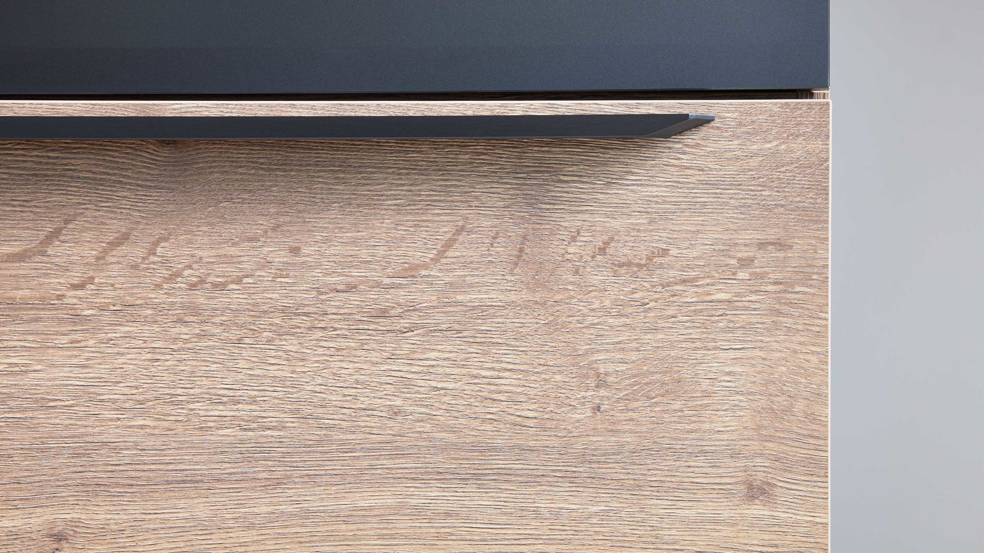 Einbauküche culineo® aus Holz in Holzfarben Culineo® Einbauküche C382 mit AEG Einbaugeräten Eiche Havanna & Grauschiefer - zweizeilig