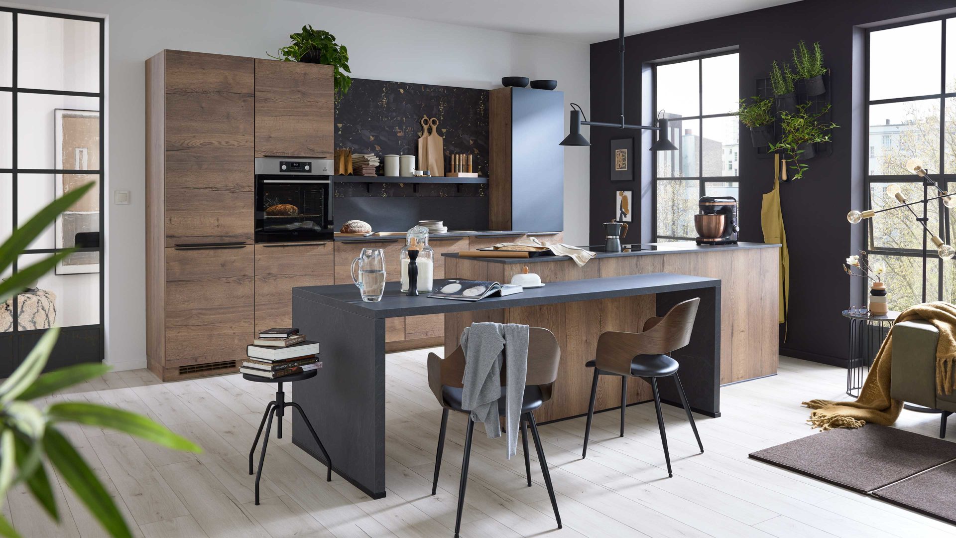 Einbauküche culineo® aus Holz in Holzfarben Culineo® Einbauküche C382 mit AEG Einbaugeräten Eiche Havanna & Grauschiefer - zweizeilig