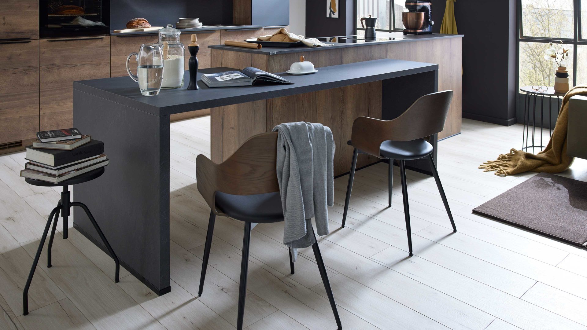 Einbauküche culineo® aus Holz in Holzfarben Culineo® Einbauküche C382 mit AEG Einbaugeräten Eiche Havanna & Grauschiefer - zweizeilig