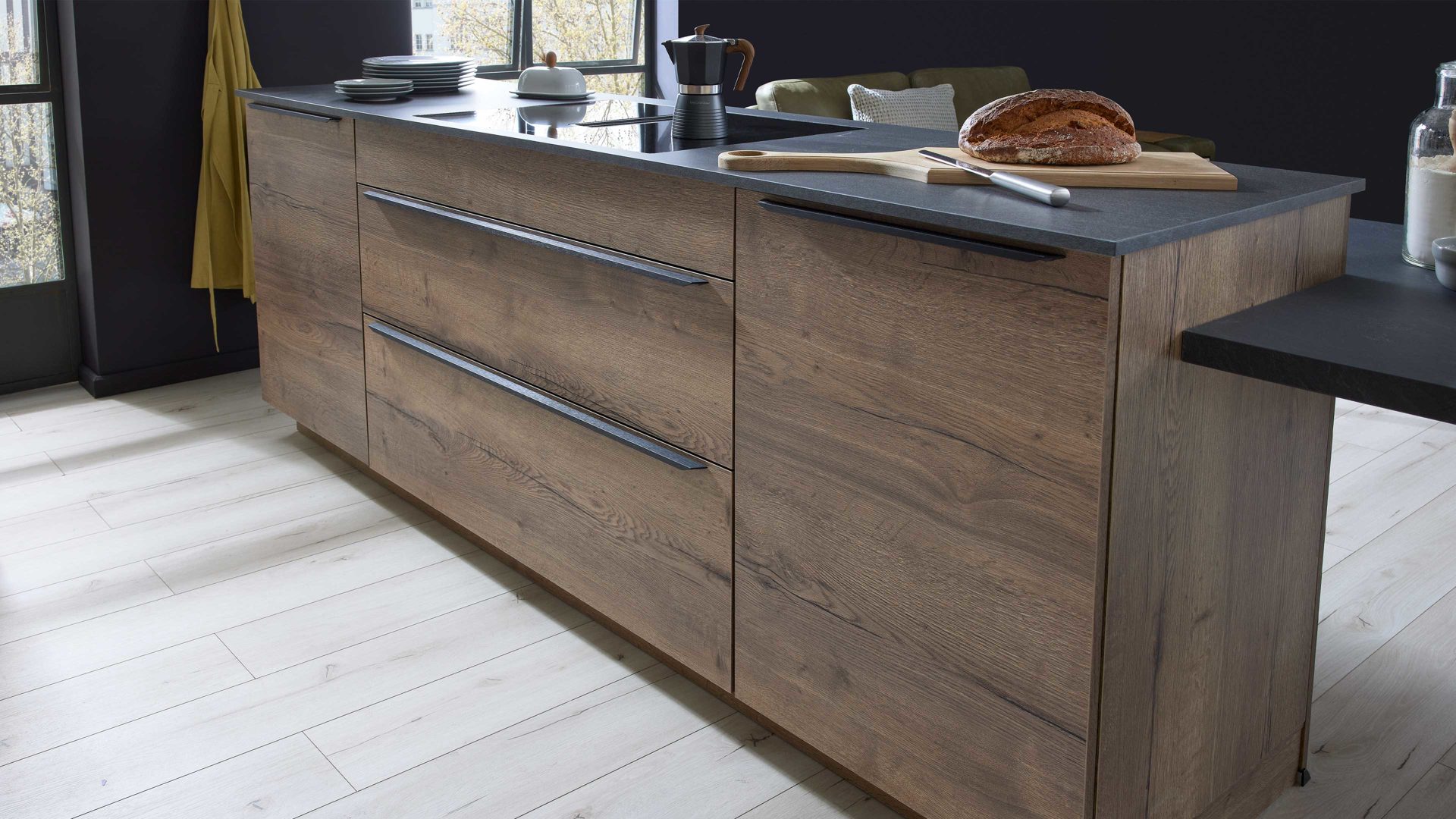 Einbauküche culineo® aus Holz in Holzfarben Culineo® Einbauküche C382 mit AEG Einbaugeräten Eiche Havanna & Grauschiefer - zweizeilig