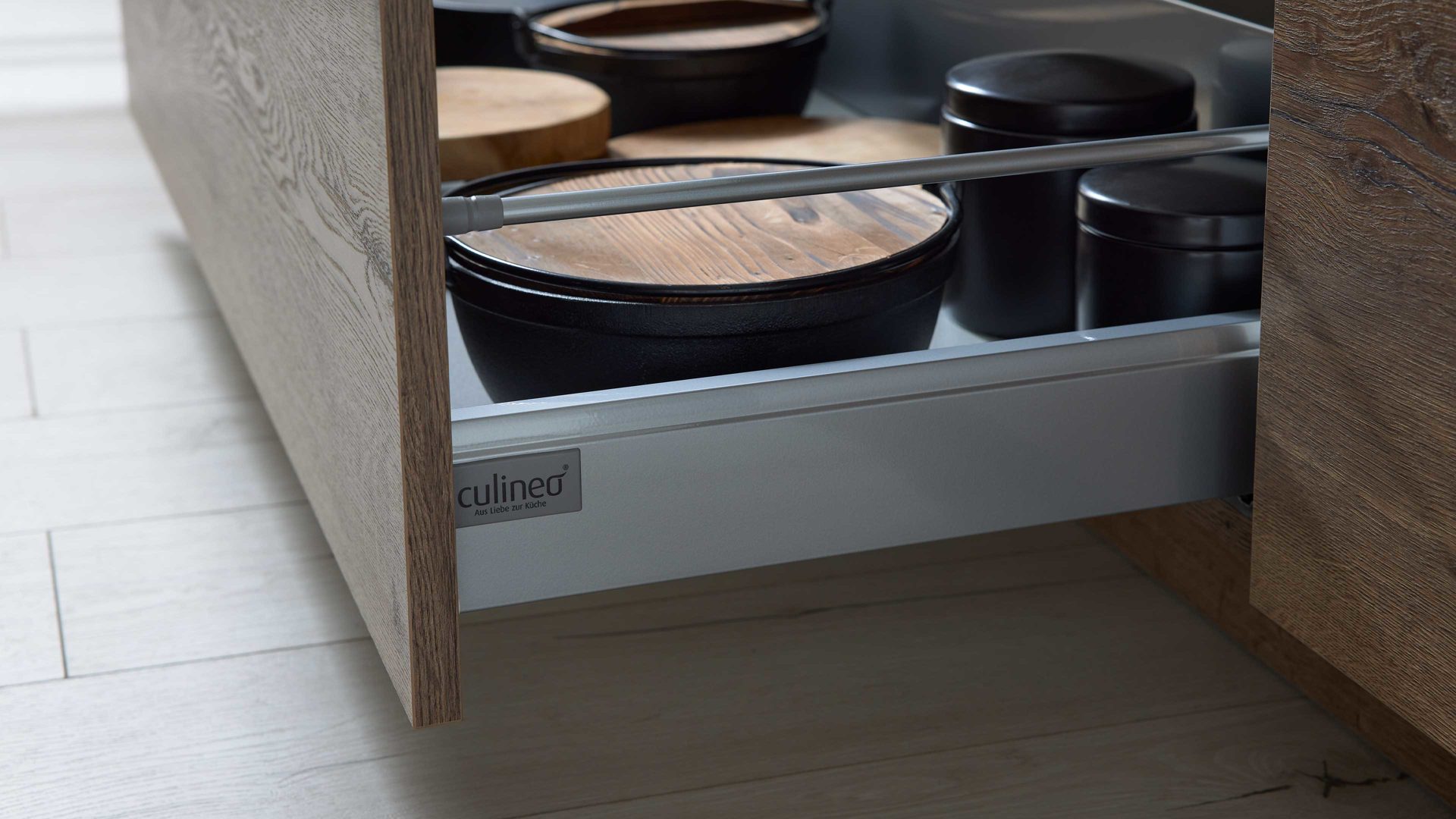 Einbauküche culineo® aus Holz in Holzfarben Culineo® Einbauküche C382 mit AEG Einbaugeräten Eiche Havanna & Grauschiefer - zweizeilig