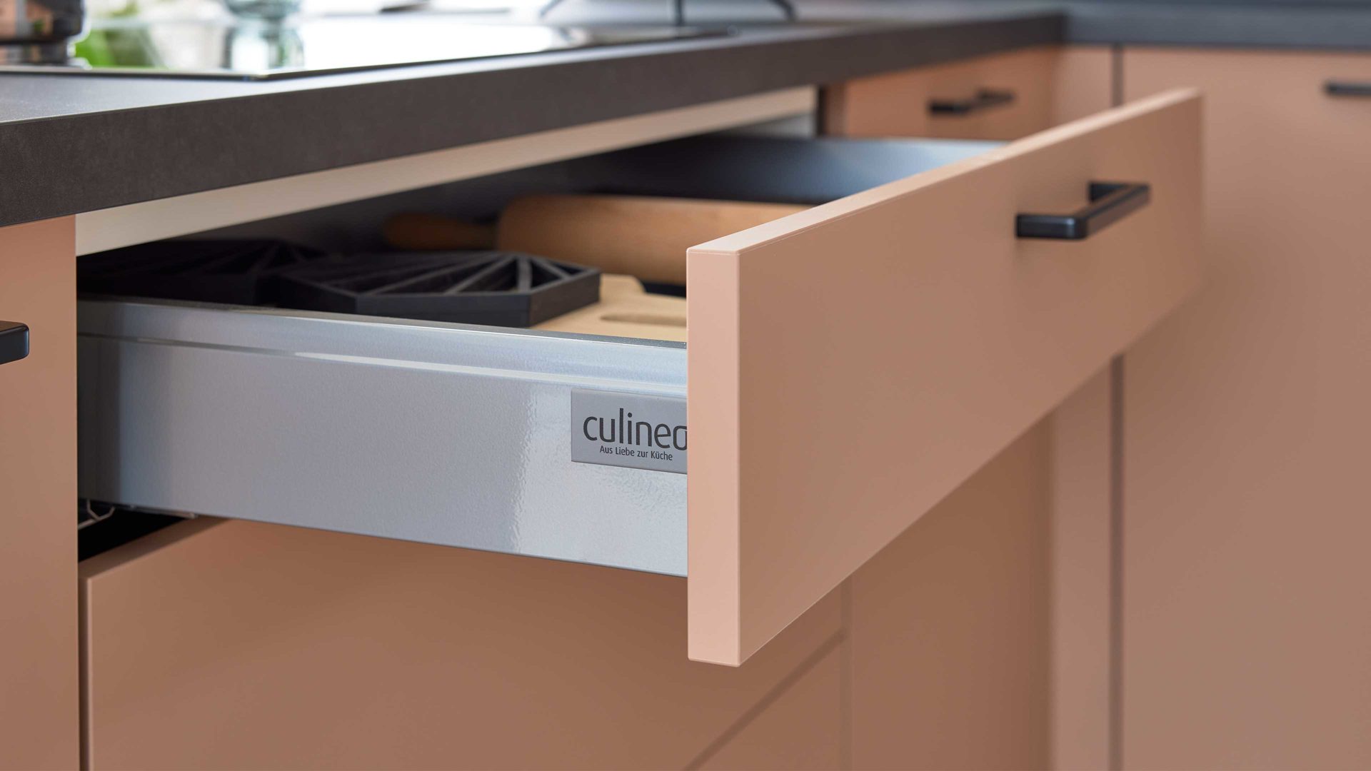 Einbauküche culineo® aus Holz in Rosa Culineo® Einbauküche C357 mit privileg Einbaugeräten Koralle & Schiefergrau - zweizeilig