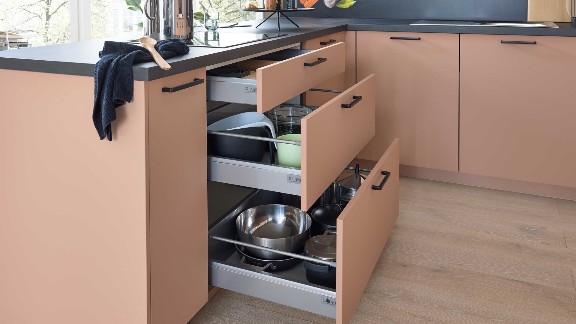 Einbauküche culineo® aus Holz in Rosa Culineo® Einbauküche C357 mit privileg Einbaugeräten Koralle & Schiefergrau - zweizeilig