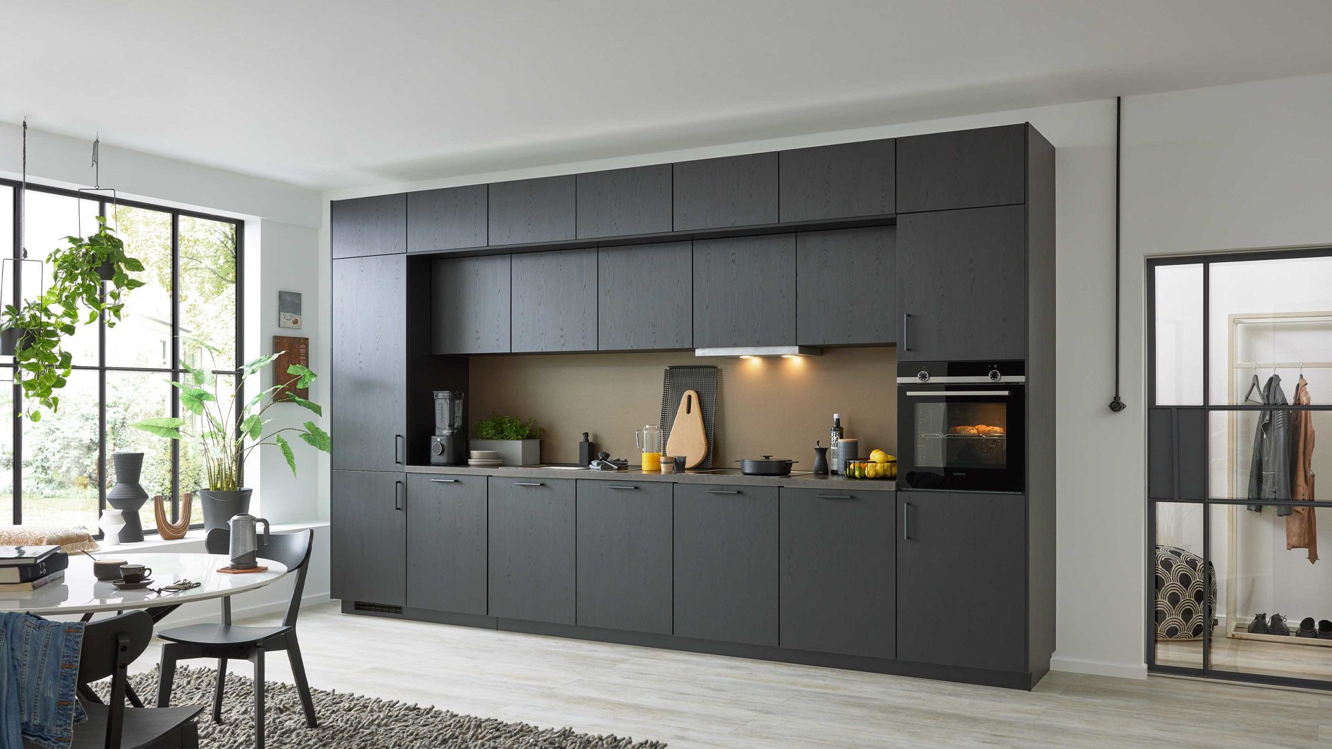 Einbauküche culineo® aus Holz in Schwarz Culineo® Einbauküche C382 mit SIEMENS Einbaugeräten Eiche nero & Metal brushed Bronze - Länge ca. 423 cm