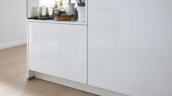 Einbauküche culineo® aus Holz in Weiß Culineo® Einbauküche C648 mit AEG Einbaugeräten Hochglanz Weiß - zweizeilig