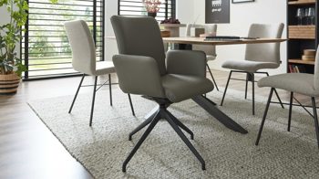 Polsterstuhl Interliving aus Leder in Grau Interliving Esszimmer Serie 5115 - Armlehn-Drehstuhl mit Lederbezug lavafarbenes Leder & anthrazitfarbenes Metall