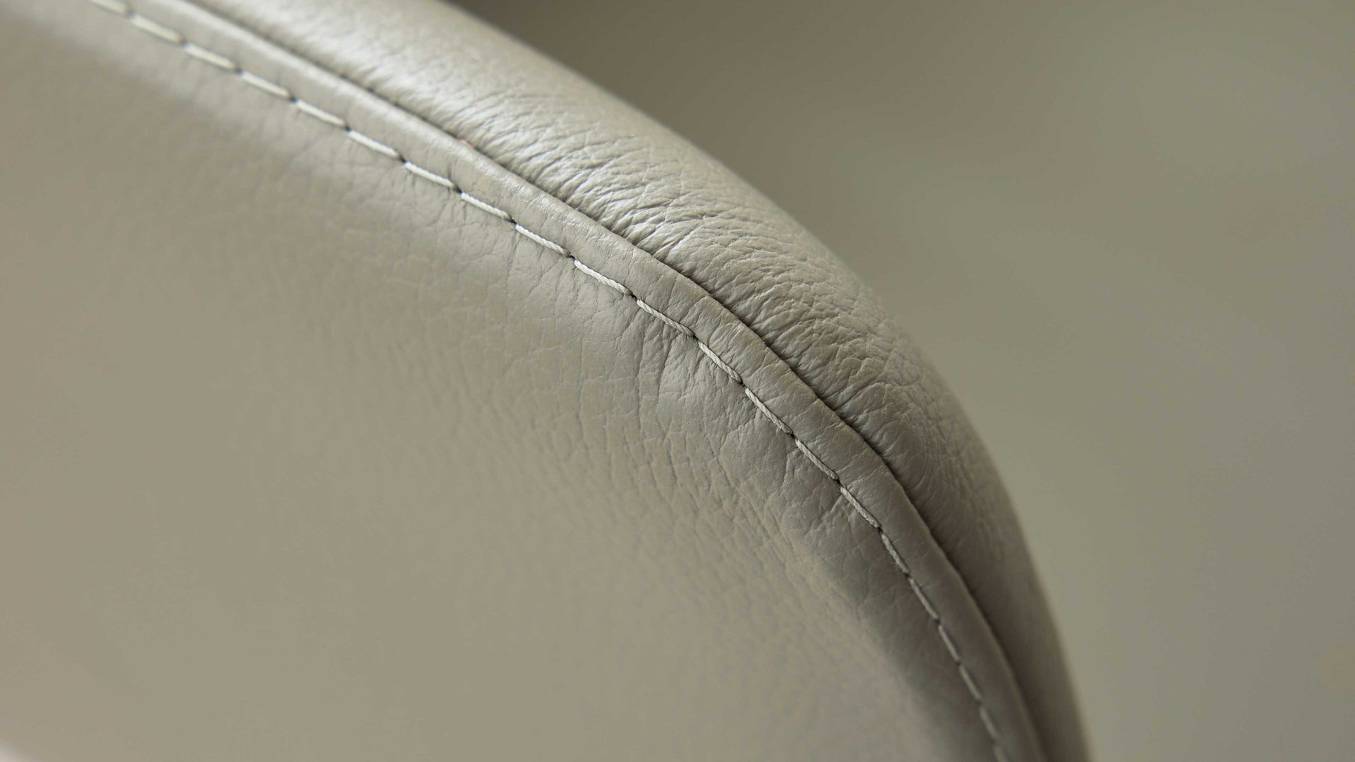 Polsterstuhl Interliving aus Leder in Grau Interliving Esszimmer Serie 5115 - Armlehn-Drehstuhl Vive Donna V39 lavafarbenes Leder & anthrazitfarbenes Metall