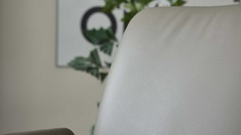 Polsterstuhl Interliving aus Leder in Grau Interliving Esszimmer Serie 5115 - Armlehn-Drehstuhl mit Lederbezug lavafarbenes Leder & anthrazitfarbenes Metall