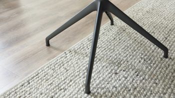 Polsterstuhl Interliving aus Leder in Grau Interliving Esszimmer Serie 5115 - Armlehn-Drehstuhl Vive Donna V39 lavafarbenes Leder & anthrazitfarbenes Metall