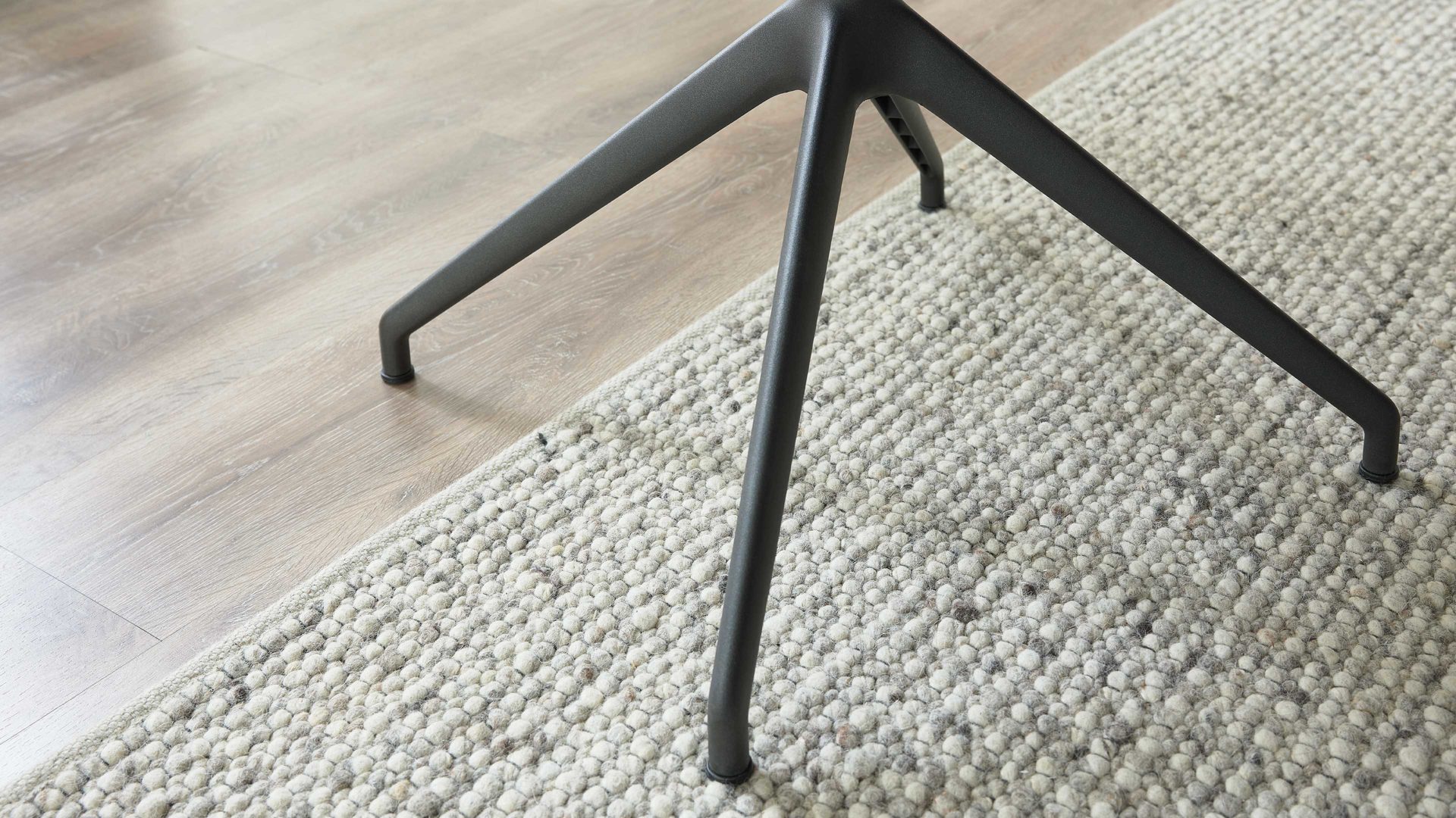 Polsterstuhl Interliving aus Leder in Grau Interliving Esszimmer Serie 5115 - Armlehn-Drehstuhl mit Lederbezug lavafarbenes Leder & anthrazitfarbenes Metall