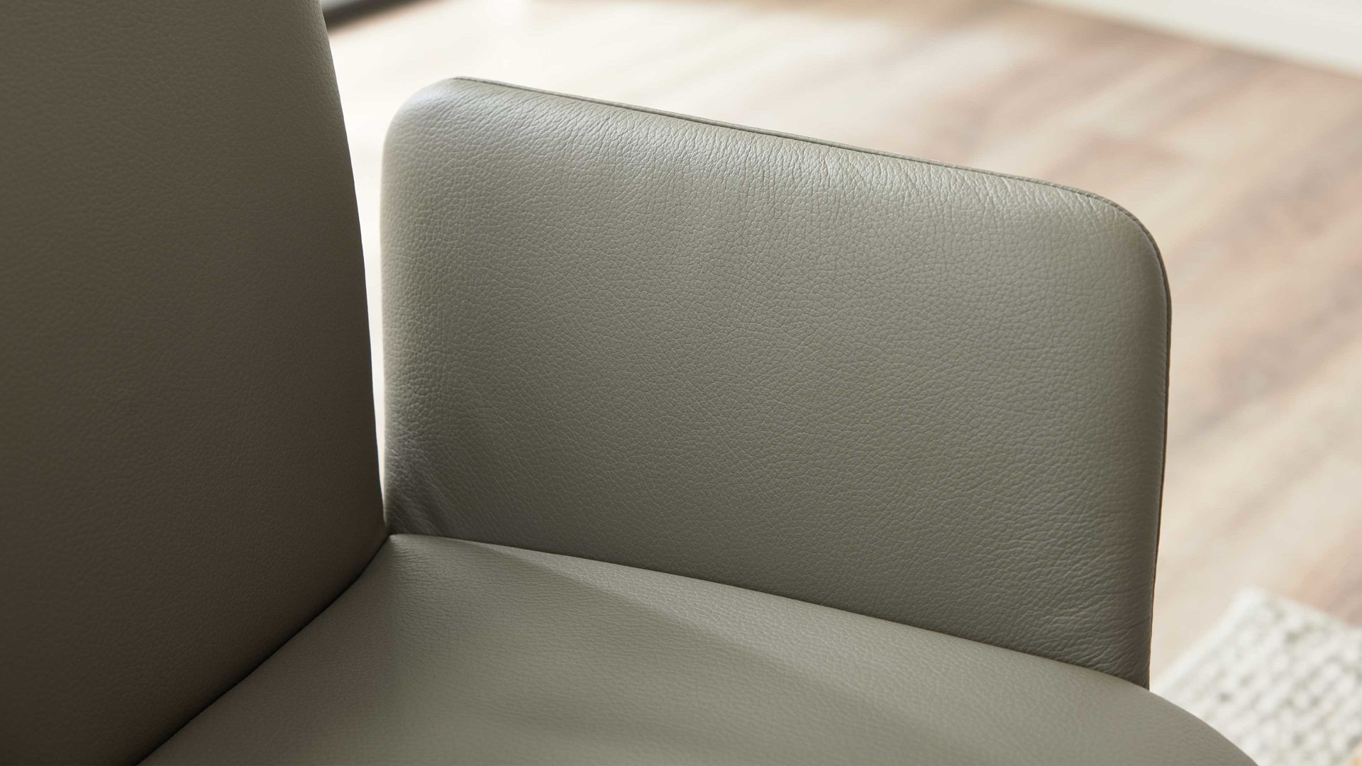 Polsterstuhl Interliving aus Leder in Grau Interliving Esszimmer Serie 5115 - Armlehn-Drehstuhl Vive Donna V39 lavafarbenes Leder & anthrazitfarbenes Metall