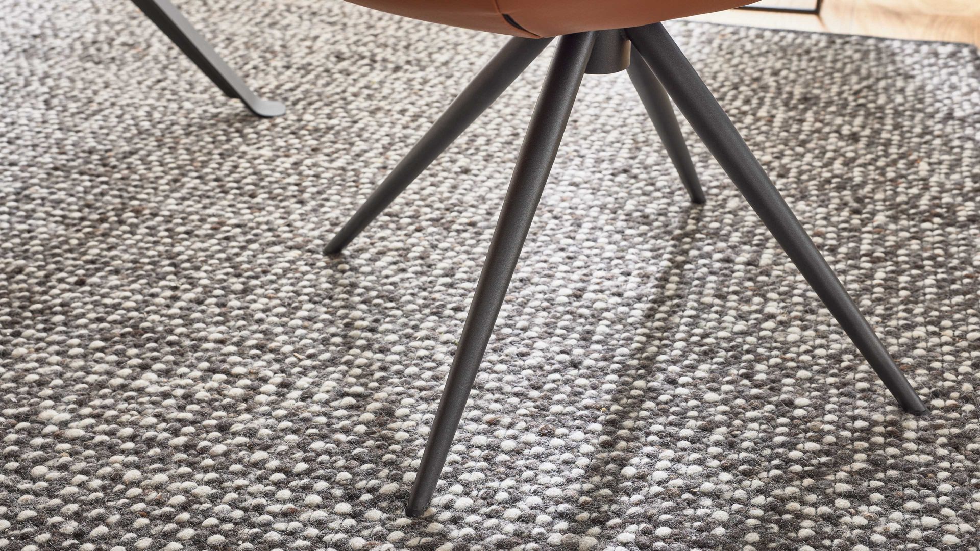 Polsterstuhl Interliving aus Leder in Hellbraun Interliving Esszimmer Serie 5115 - Armlehnstuhl Ravi Stativ R23L sattelfarbenes Leder LD2015 & anthrazitfarbenes Metall