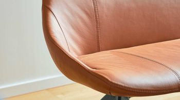 Polsterbank Interliving aus Leder in Hellbraun Interliving Esszimmer Serie 5115 - Polsterbank Ravi R83L sattelfarbenes Leder LD2015 & anthrazitfarbenes Metall - Länge ca. 215 cm