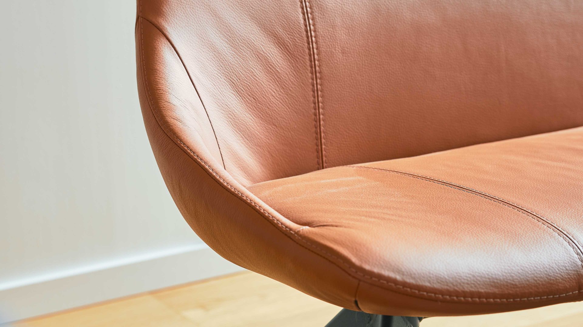 Polsterbank Interliving aus Leder in Hellbraun Interliving Esszimmer Serie 5115 - Polsterbank mit Lederbezug sattelfarbenes Leder LD2015 & anthrazitfarbenes Metall - Länge ca. 215 cm