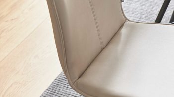 Vierfußstuhl Interliving aus Stoff in Weiß Interliving Esszimmer Serie 5115 - Vierfußstuhl mit Stoffbezug mandelfarbene Mikrofaser Gaucho 02 & anthrazitfarbenes Metall