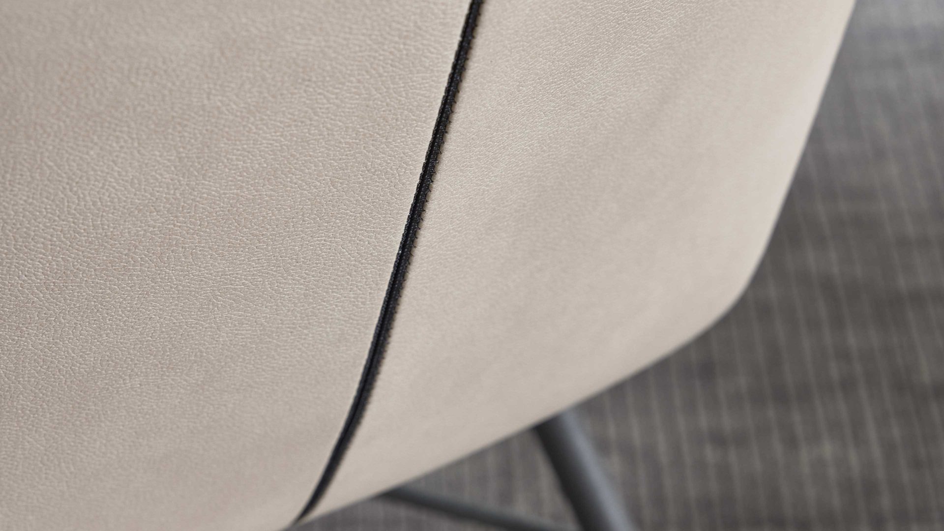 Vierfußstuhl Interliving aus Stoff in Weiß Interliving Esszimmer Serie 5115 - Vierfußstuhl mit Stoffbezug mandelfarbene Mikrofaser Gaucho 02 & anthrazitfarbenes Metall