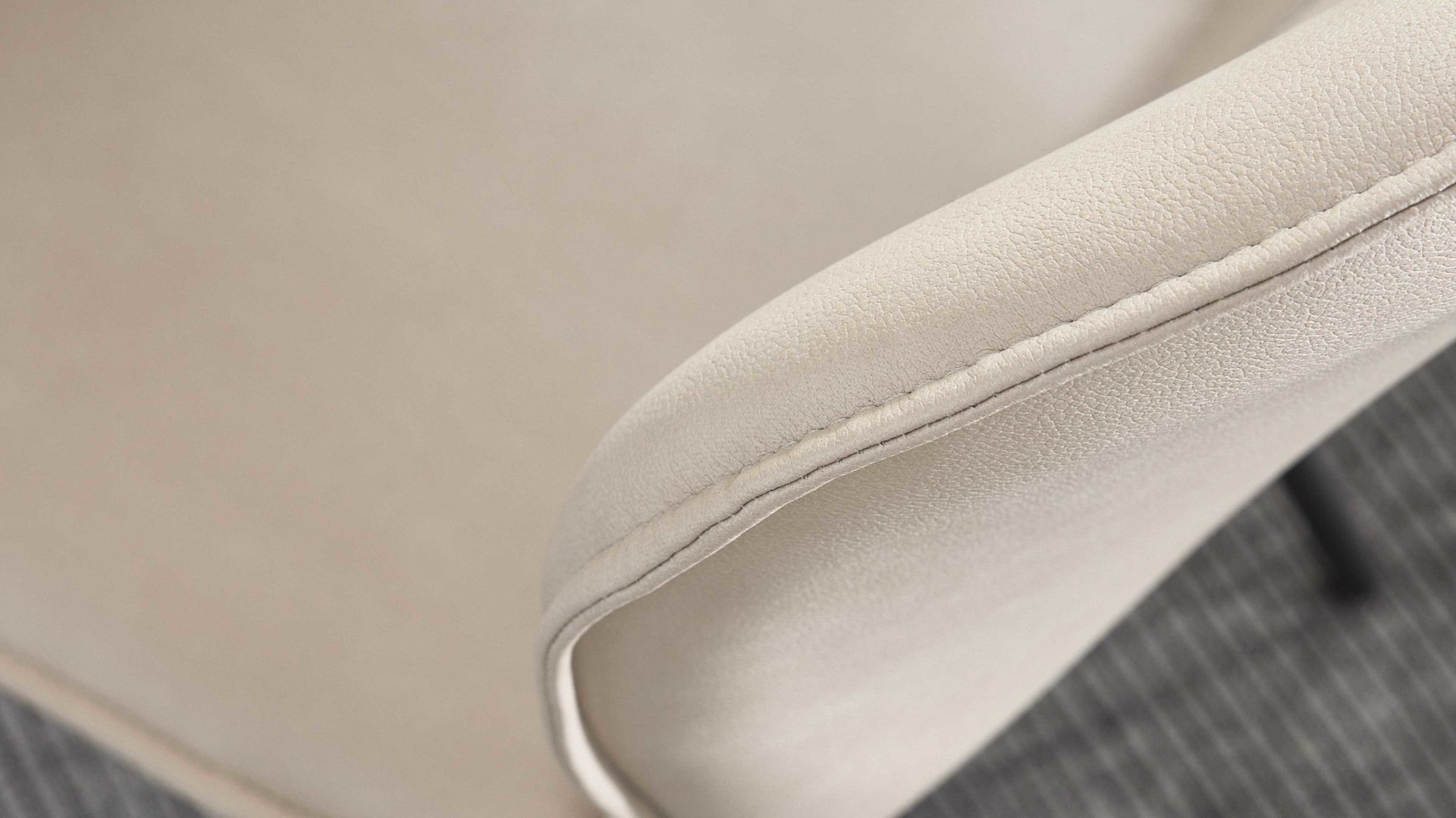 Vierfußstuhl Interliving aus Stoff in Weiß Interliving Esszimmer Serie 5115 - Vierfußstuhl Aiko Four A12 mandelfarbener Bezug Gaucho 02 & anthrazitfarbenes Metall