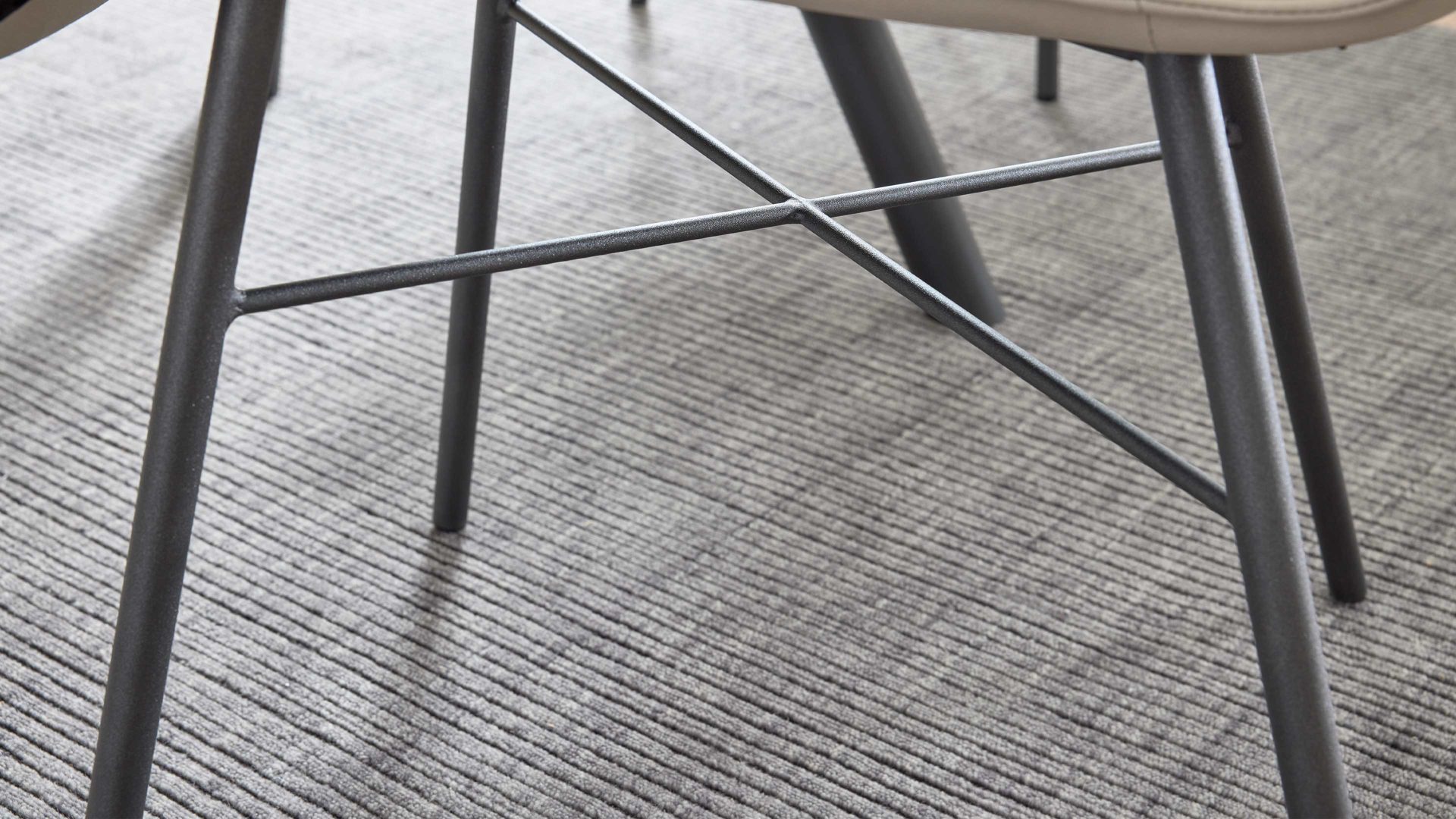 Vierfußstuhl Interliving aus Stoff in Beige Interliving Esszimmer Serie 5115 - Armlehnstuhl mit meliertem Bezug beiger Webstoff Shout 05 & anthrazitfarbenes Metall