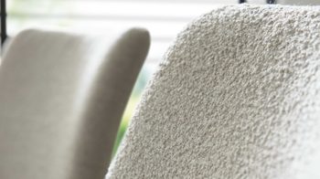 Vierfußstuhl Interliving aus Stoff in Weiß Interliving Esszimmer Serie 5115 - Vierfußstuhl mit kuscheligem Bezug naturweißer Bezug Alpine 01 & anthrazitfarbenes Metall