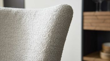 Vierfußstuhl Interliving aus Stoff in Weiß Interliving Esszimmer Serie 5115 - Vierfußstuhl Vive Four V12 naturweißer Bezug Alpine 01 & anthrazitfarbenes Metall