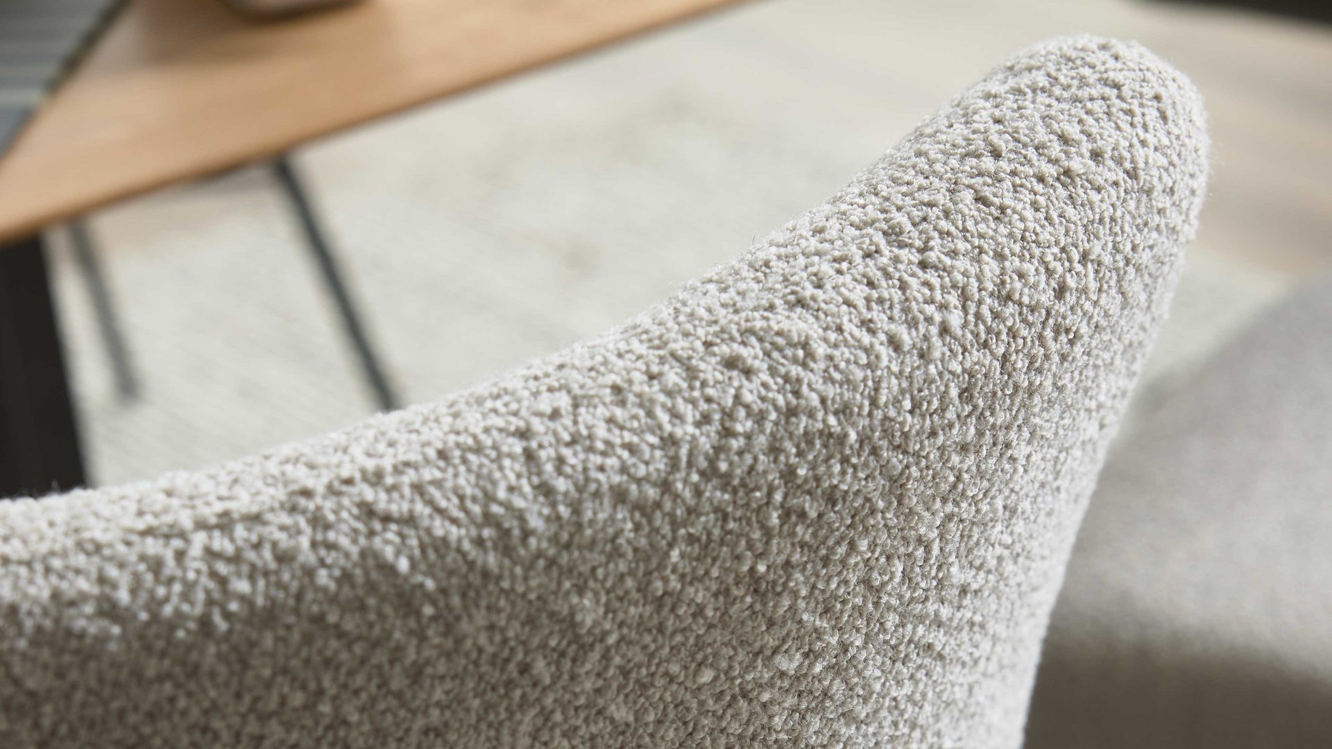 Vierfußstuhl Interliving aus Stoff in Weiß Interliving Esszimmer Serie 5115 - Vierfußstuhl mit kuscheligem Bezug naturweißer Bezug Alpine 01 & anthrazitfarbenes Metall