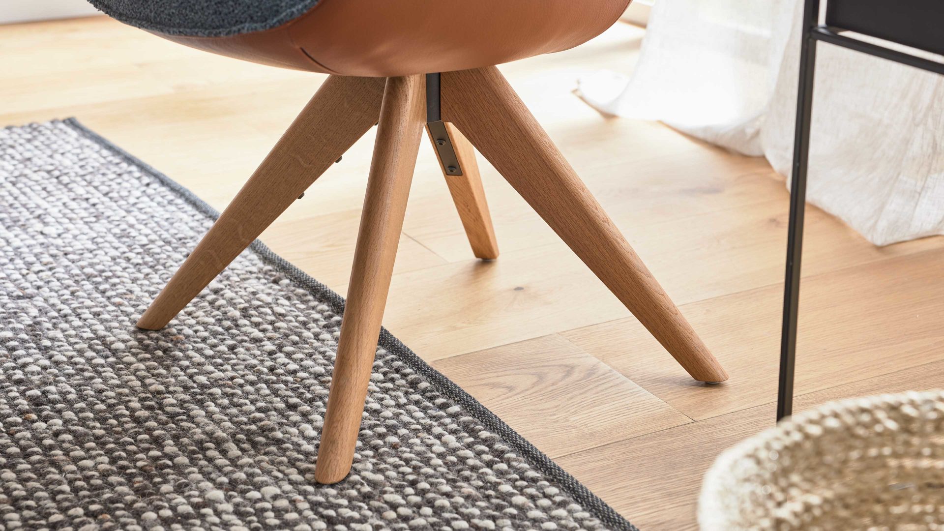 Polsterstuhl Interliving aus Stoff in Blau Interliving Esszimmer Serie 5115 - Armlehnstuhl Ravi Timber R28L sattelfarbenes Leder LD2015 & denimfarbener Bezug Alpine 153, Eiche