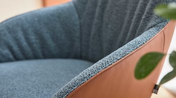 Polsterstuhl Interliving aus Stoff in Blau Interliving Esszimmer Serie 5115 - Armlehnstuhl in Stoff-Leder-Kombination sattelfarbenes Leder LD2015 & denimfarbener Bezug Alpine 153, Eiche