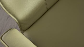 Polsterstuhl Interliving aus Leder in Grün Interliving Esszimmer Serie 5115 - Armlehnstuhl mit Lederbezug jadefarbenes Leder LD7830 & anthrazitfarbenes Metall