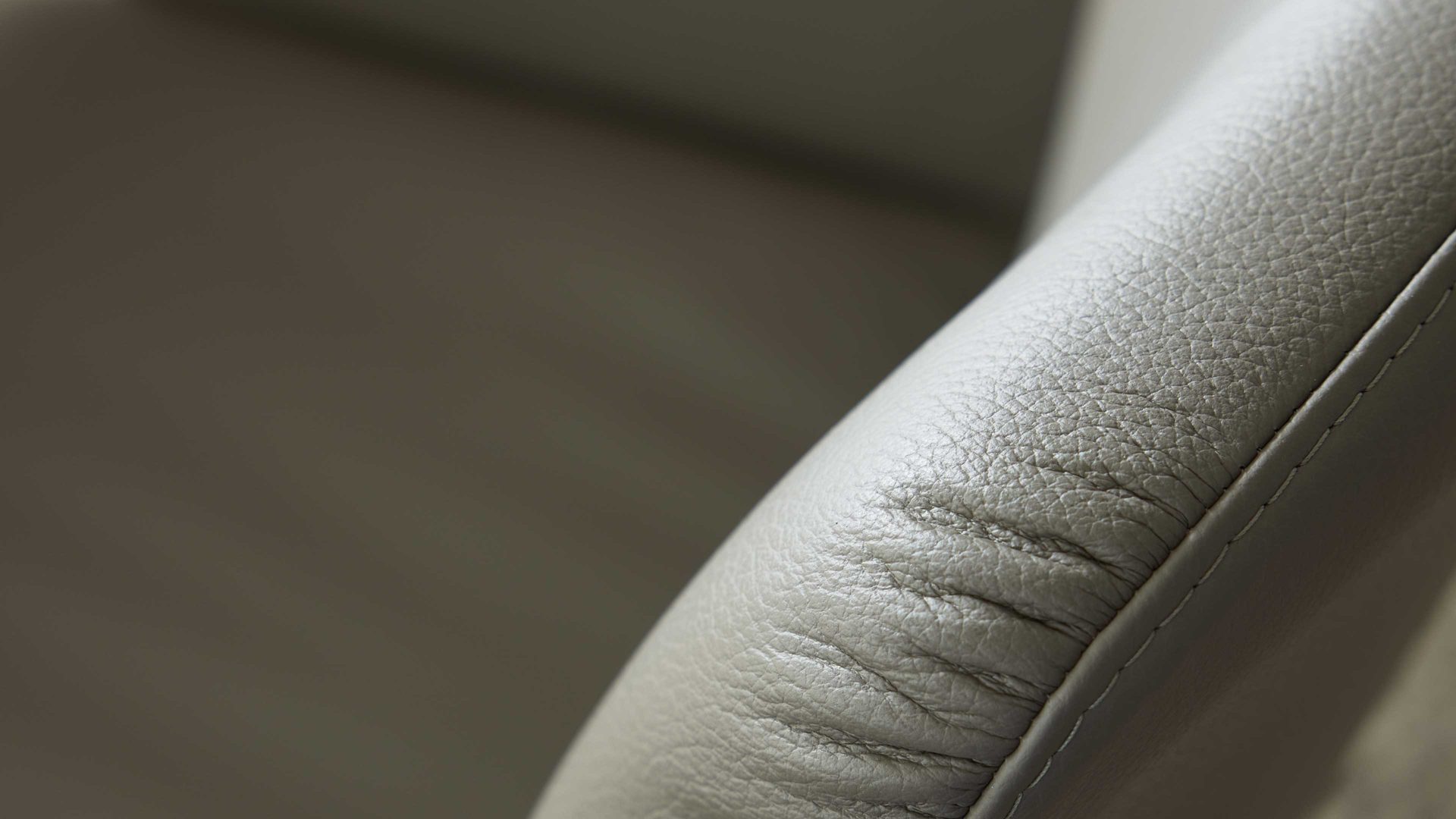 Polsterstuhl Interliving aus Leder in Grau Interliving Esszimmer Serie 5115 - Armlehn-Drehstuhl mit Lederbezug lavafarbenes Leder & anthrazitfarbenes Metall