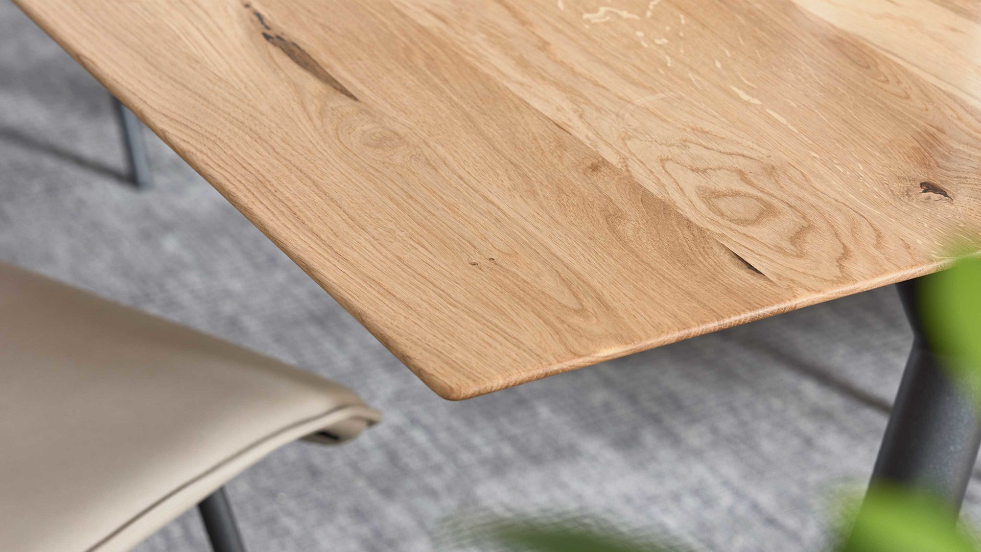 Tischgruppe Interliving aus Holz in Holzfarben Interliving Esszimmer Serie 5115 - Essgruppe mit heller Polsterung beiger Webstoff Shout 05, mandelfarbener Bezug Gaucho 02, anthrazitfarbenes Metall & astige Eiche