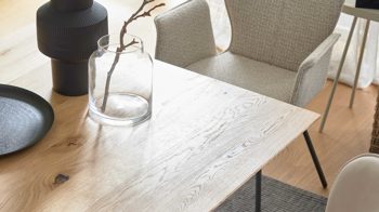 Tischgruppe Interliving aus Holz in Holzfarben Interliving Esszimmer Serie 5115 - Essgruppe mit heller Polsterung beiger Webstoff Shout 05, mandelfarbener Bezug Gaucho 02, anthrazitfarbenes Metall & astige Eiche