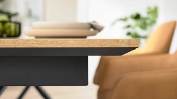 Tischgruppe Interliving aus Stoff in Blau Interliving Esszimmer Serie 5112 - Essgruppe im Skandi-Look petrolfarbene Mikrofaser Dubai PY, anthrazitfarbenes Metall & goldbraune Halifax Eiche