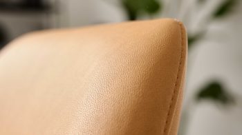 Polsterstuhl Interliving aus Kunstfaser in Orange Interliving Esszimmer Serie 5112 - Schalenstuhl kurkumafarbene Mikrofaser Gavin A3 & anthrazitfarbenes Metall