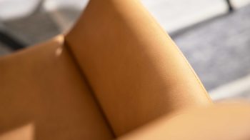 Polsterstuhl Interliving aus Kunstfaser in Orange Interliving Esszimmer Serie 5112 - Schalenstuhl kurkumafarbene Mikrofaser Gavin A3 & anthrazitfarbenes Metall