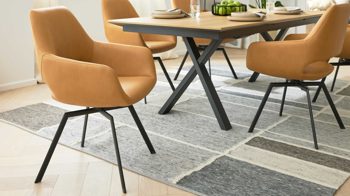 Polsterstuhl Interliving aus Kunstfaser in Orange Interliving Esszimmer Serie 5112 - Schalenstuhl kurkumafarbene Mikrofaser Gavin A3 & anthrazitfarbenes Metall