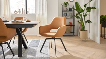 Polsterstuhl Interliving aus Kunstfaser in Orange Interliving Esszimmer Serie 5112 - Schalenstuhl kurkumafarbene Mikrofaser Gavin A3 & anthrazitfarbenes Metall