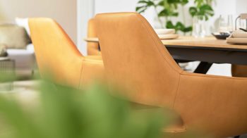 Polsterstuhl Interliving aus Kunstfaser in Orange Interliving Esszimmer Serie 5112 - Schalenstuhl kurkumafarbene Mikrofaser Gavin A3 & anthrazitfarbenes Metall