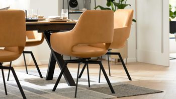 Polsterstuhl Interliving aus Kunstfaser in Orange Interliving Esszimmer Serie 5112 - Schalenstuhl kurkumafarbene Mikrofaser Gavin A3 & anthrazitfarbenes Metall