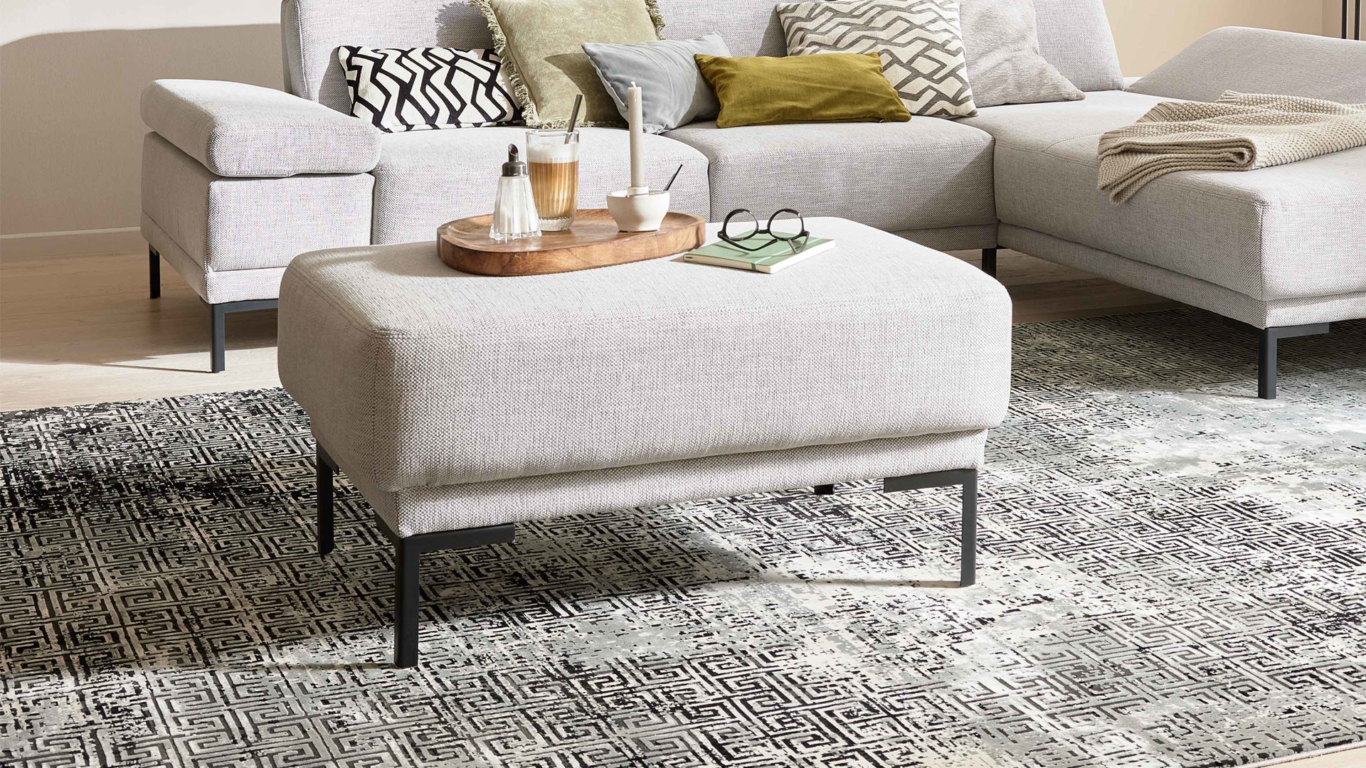 Polsterhocker Interliving aus Stoff in Hellgrau Interliving Sofa Serie 4251 – Polsterhocker platinfarbener Stoffbezug Vaneo 7 & Metallfüße 4.26 – ca. 95 x 65 cm