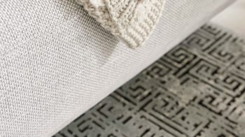 Ecksofa Interliving aus Stoff in Hellgrau Interliving Sofa Serie 4251 – Ecksofa mit Funktionen platinfarbener Bezug Vaneo 7 & schwarze Metallfüße 4.26 – Stellfläche ca. 300 x 225 cm