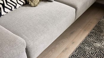 Ecksofa Interliving aus Stoff in Hellgrau Interliving Sofa Serie 4251 – Ecksofa mit Funktionen platinfarbener Bezug Vaneo 7 & schwarze Metallfüße 4.26 – Stellfläche ca. 300 x 225 cm