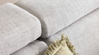 Ecksofa Interliving aus Stoff in Hellgrau Interliving Sofa Serie 4251 – Ecksofa mit Funktionen platinfarbener Bezug Vaneo 7 & schwarze Metallfüße 4.26 – Stellfläche ca. 300 x 225 cm