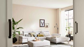 Ecksofa Interliving aus Stoff in Hellgrau Interliving Sofa Serie 4251 – Ecksofa mit Funktionen platinfarbener Bezug Vaneo 7 & schwarze Metallfüße 4.26 – Stellfläche ca. 300 x 225 cm