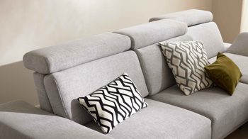 Ecksofa Interliving aus Stoff in Hellgrau Interliving Sofa Serie 4251 – Ecksofa mit Funktionen platinfarbener Bezug Vaneo 7 & schwarze Metallfüße 4.26 – Stellfläche ca. 300 x 225 cm