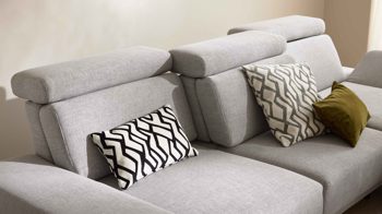 Ecksofa Interliving aus Stoff in Hellgrau Interliving Sofa Serie 4251 – Ecksofa mit Funktionen platinfarbener Bezug Vaneo 7 & schwarze Metallfüße 4.26 – Stellfläche ca. 300 x 225 cm