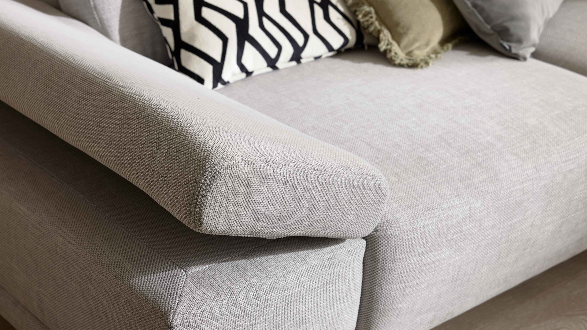 Ecksofa Interliving aus Stoff in Hellgrau Interliving Sofa Serie 4251 – Ecksofa mit Funktionen platinfarbener Bezug Vaneo 7 & schwarze Metallfüße 4.26 – Stellfläche ca. 300 x 225 cm