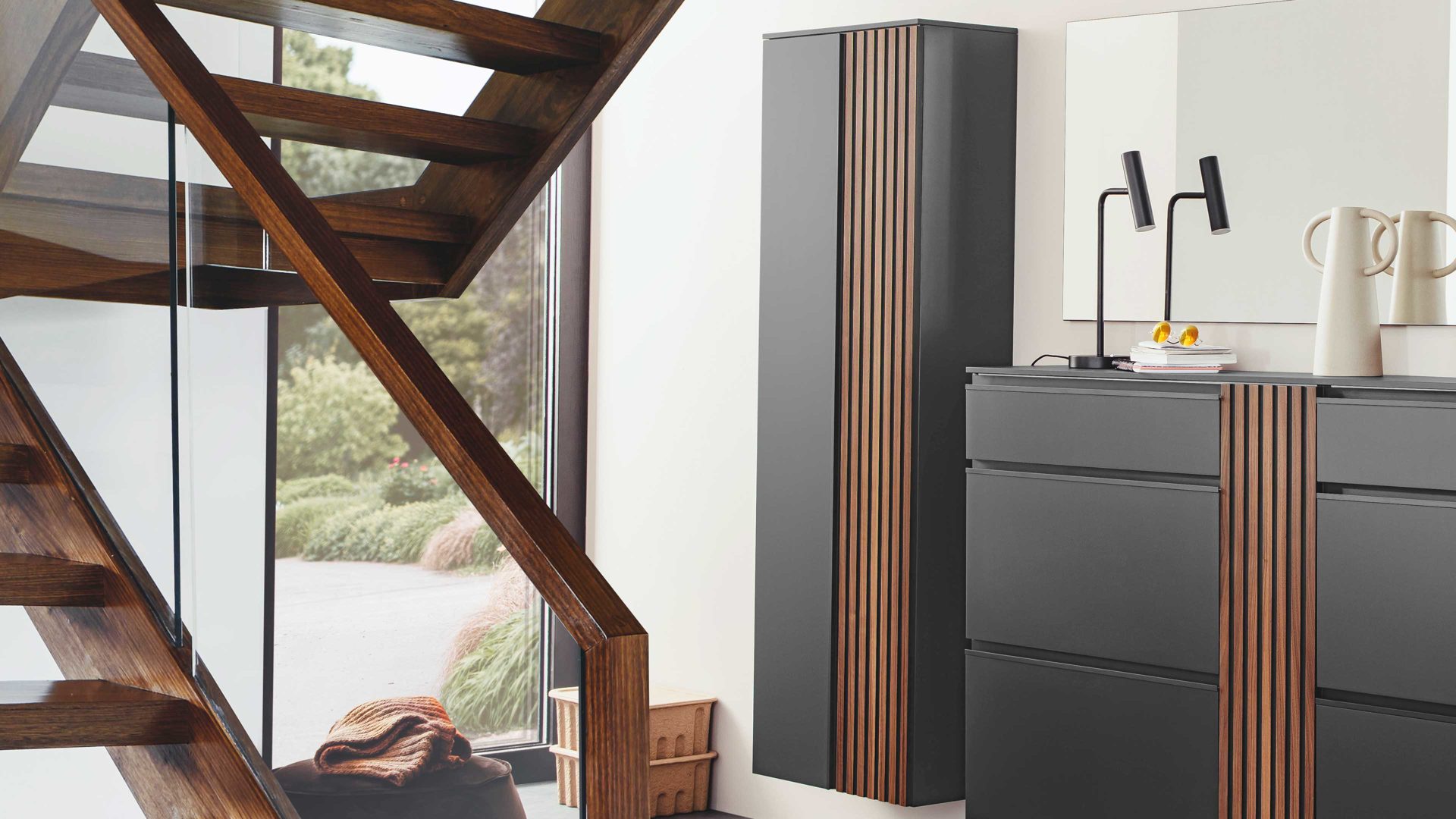 Garderoben-Set Wittenbreder® einrichtungssysteme aus Holz in Anthrazit WITTENBREDER® EINRICHTUNGSSYSTEME Punta Garderoben-Set No 01 anthrazitfarbener Mattlack & Kernnussbaum - fünfteilig