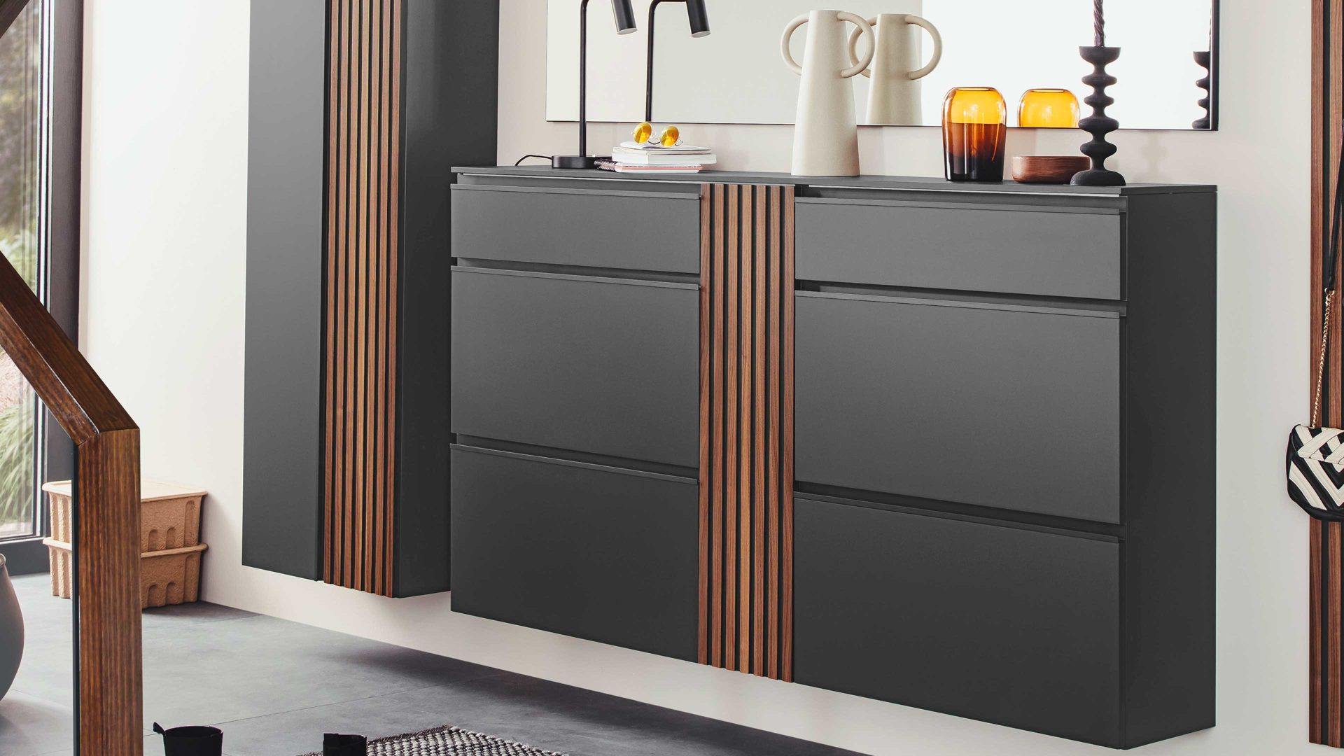 Garderoben-Set Wittenbreder® einrichtungssysteme aus Holz in Anthrazit WITTENBREDER® EINRICHTUNGSSYSTEME Punta Garderoben-Set No 01 anthrazitfarbener Mattlack & Kernnussbaum - fünfteilig