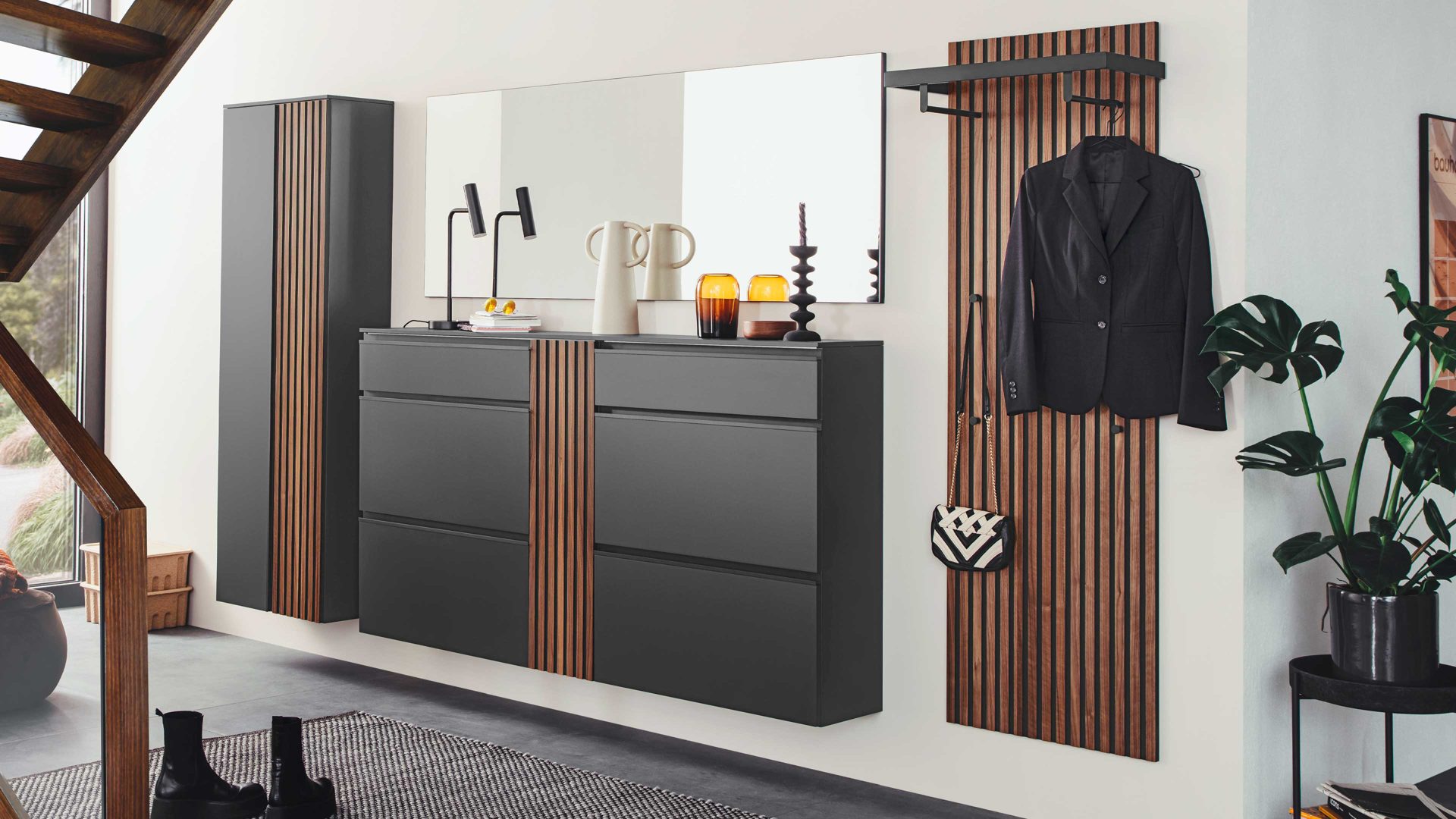 Garderoben-Set Wittenbreder® einrichtungssysteme aus Holz in Anthrazit WITTENBREDER® EINRICHTUNGSSYSTEME Punta Garderoben-Set No 01 anthrazitfarbener Mattlack & Kernnussbaum - fünfteilig