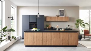 Einbauküche WERT KÜCHE® aus Holz in Holzfarben WERT KÜCHE® Mattea mit SIEMENS Einbaugeräten cognacbraune Eiche & Onyxschwarz - zweiteilig